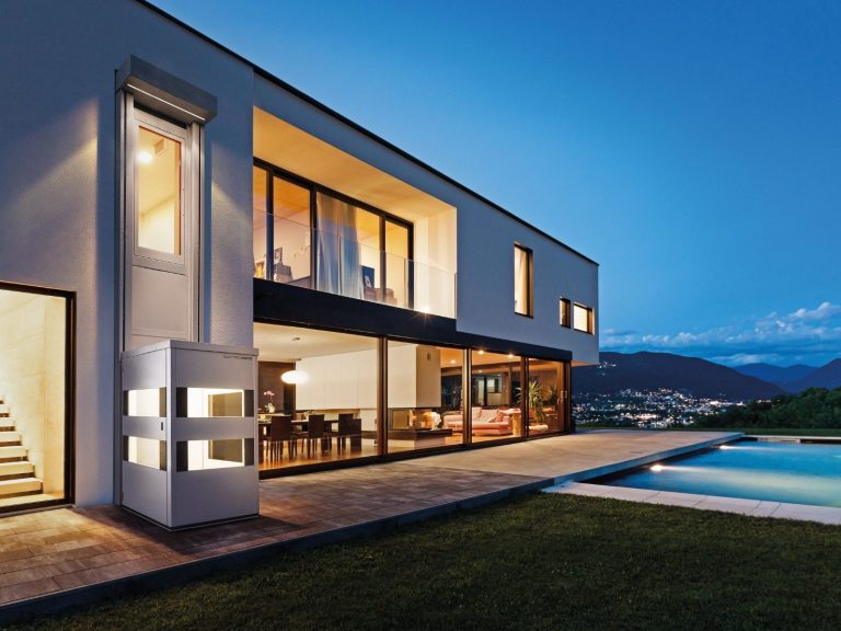 Moderne Villa mit großen Fenstern, Pool und Blick auf die Landschaft bei Dämmerung. Moderne Villa mit großen Fenstern, Pool und Blick auf die Landschaft bei Dämmerung.