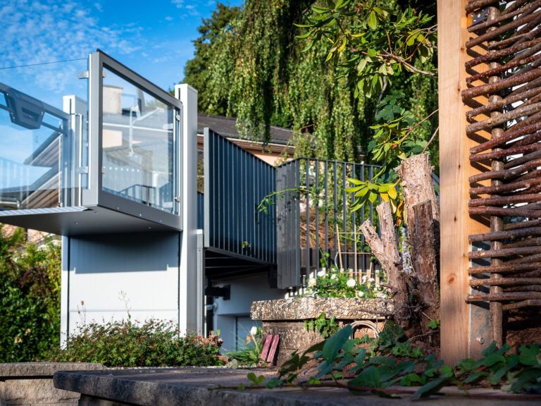 Moderne Architektur mit transparenter Veranda und üppiger Vegetation im Hintergrund. Moderne Architektur mit transparenter Veranda und üppiger Vegetation im Hintergrund.
